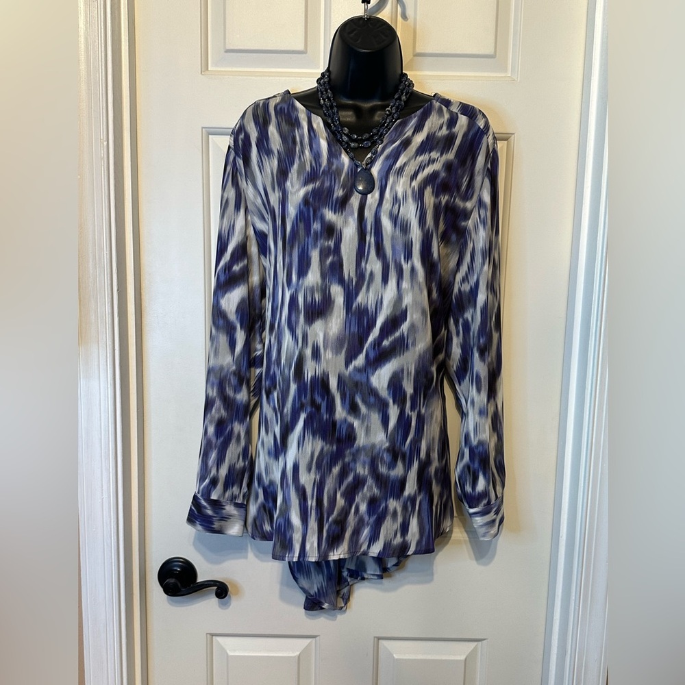SG17-Chico's Blue and White Asymmetrical Long Sleeve Tunic.